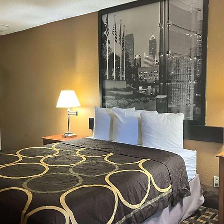 Super 8 By Wyndham Indianapolis/Ne/Castleton Area Hotel Bagian luar foto