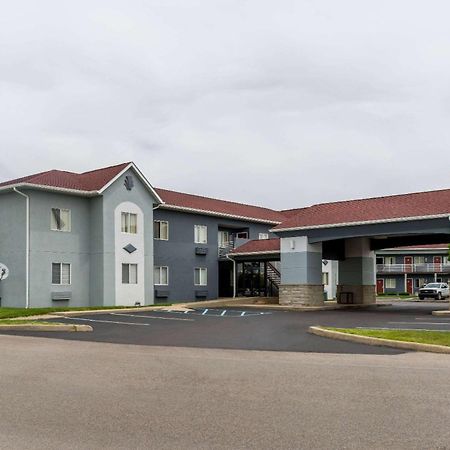 Super 8 By Wyndham Indianapolis/Ne/Castleton Area Hotel Bagian luar foto