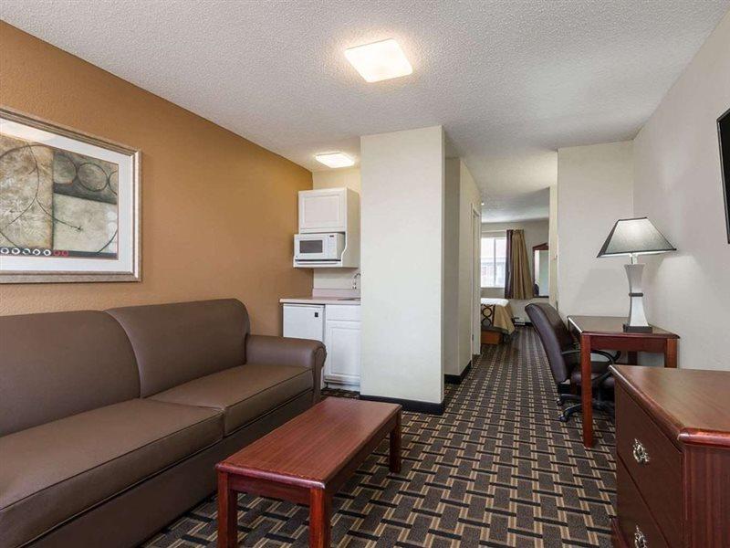 Super 8 By Wyndham Indianapolis/Ne/Castleton Area Hotel Bagian luar foto