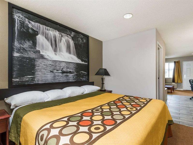 Super 8 By Wyndham Indianapolis/Ne/Castleton Area Hotel Bagian luar foto