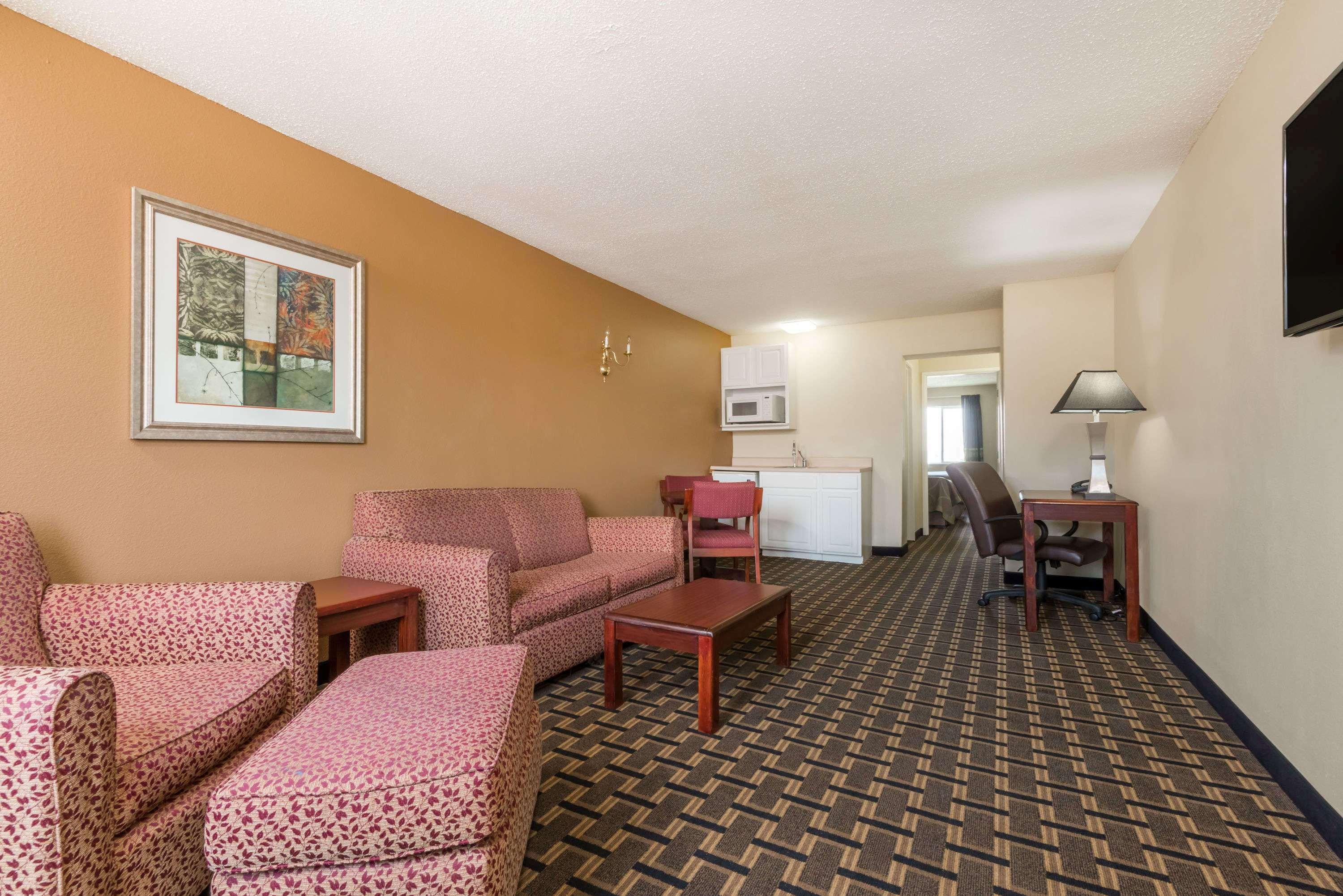 Super 8 By Wyndham Indianapolis/Ne/Castleton Area Hotel Bagian luar foto