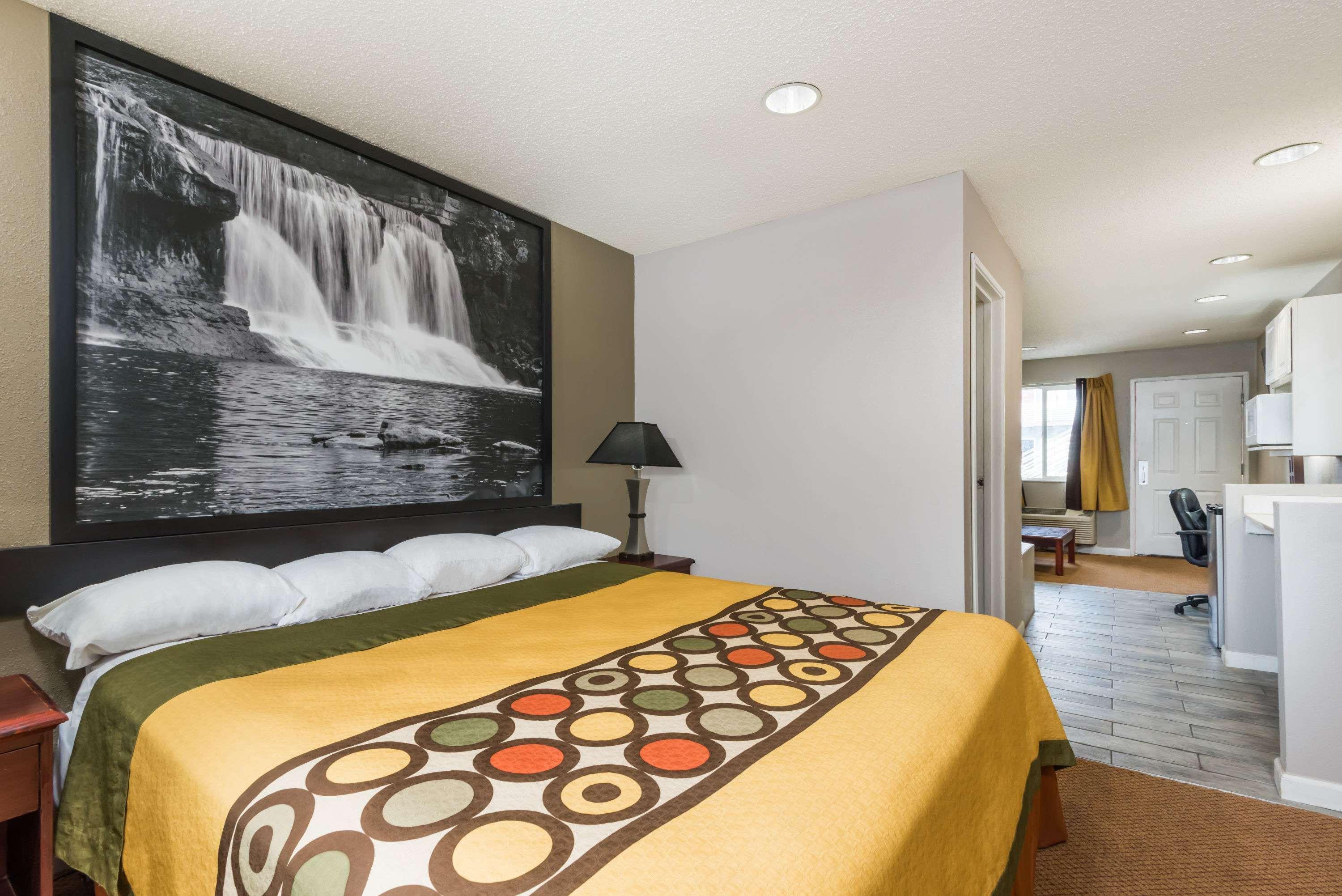 Super 8 By Wyndham Indianapolis/Ne/Castleton Area Hotel Bagian luar foto