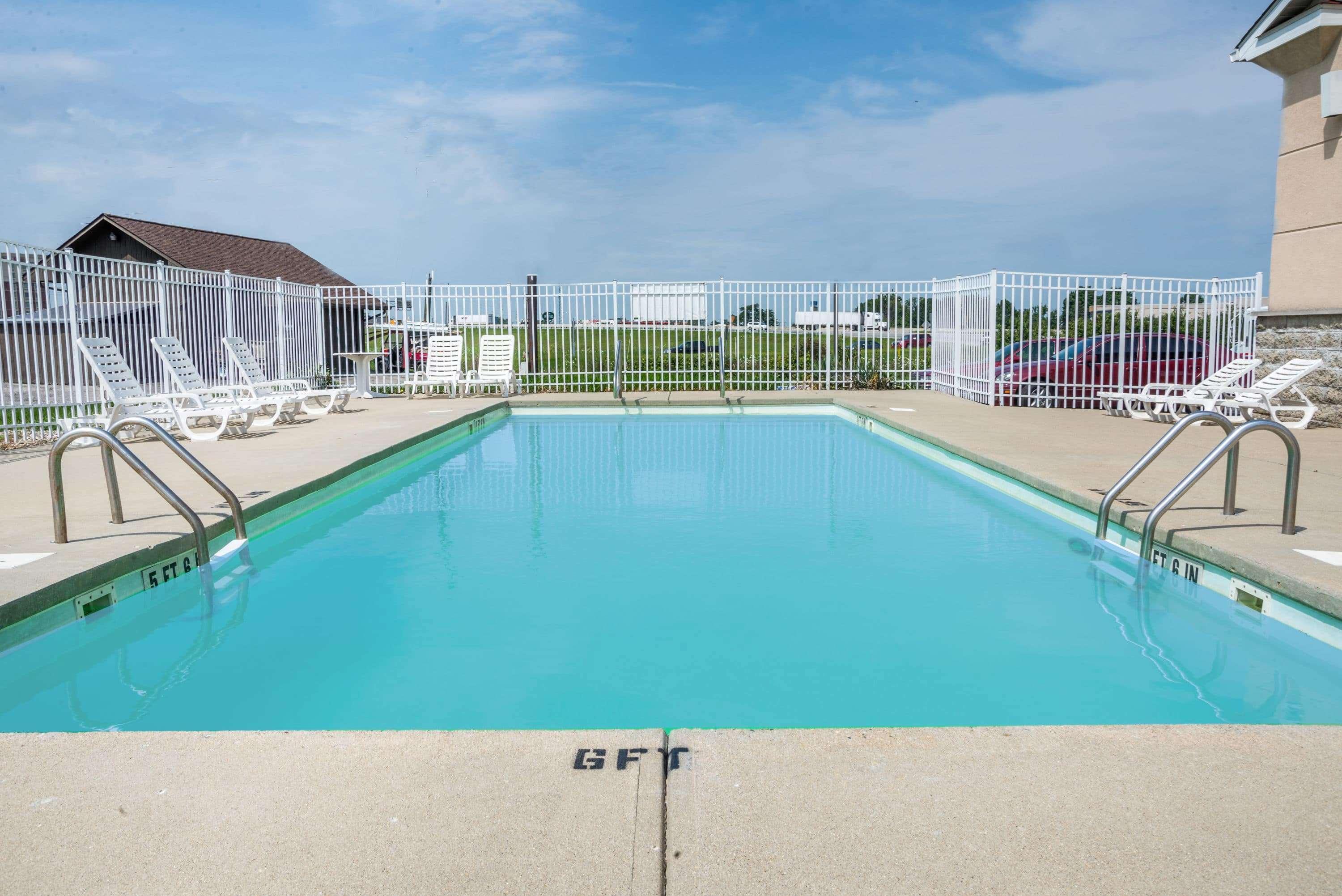 Super 8 By Wyndham Indianapolis/Ne/Castleton Area Hotel Bagian luar foto