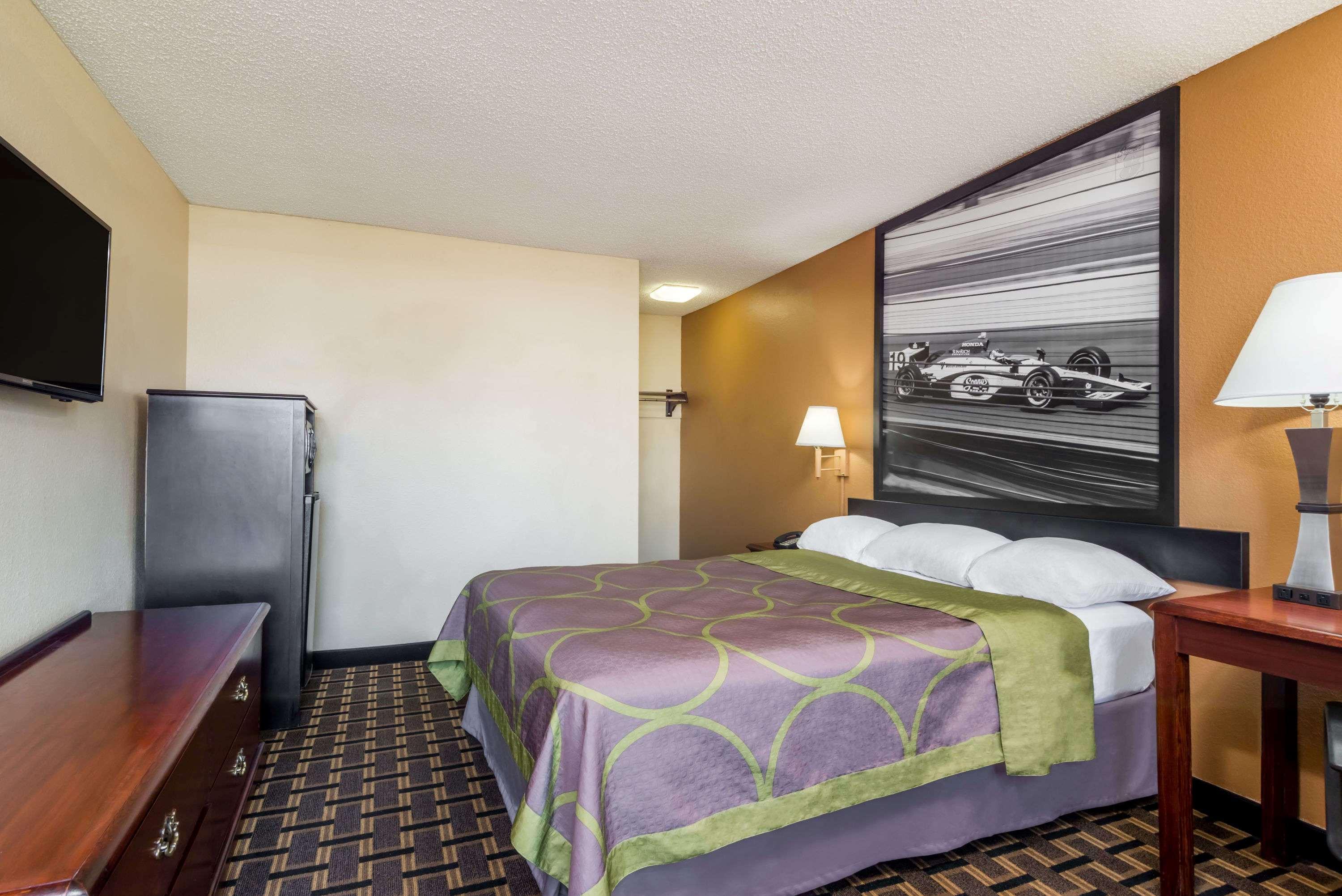 Super 8 By Wyndham Indianapolis/Ne/Castleton Area Hotel Bagian luar foto