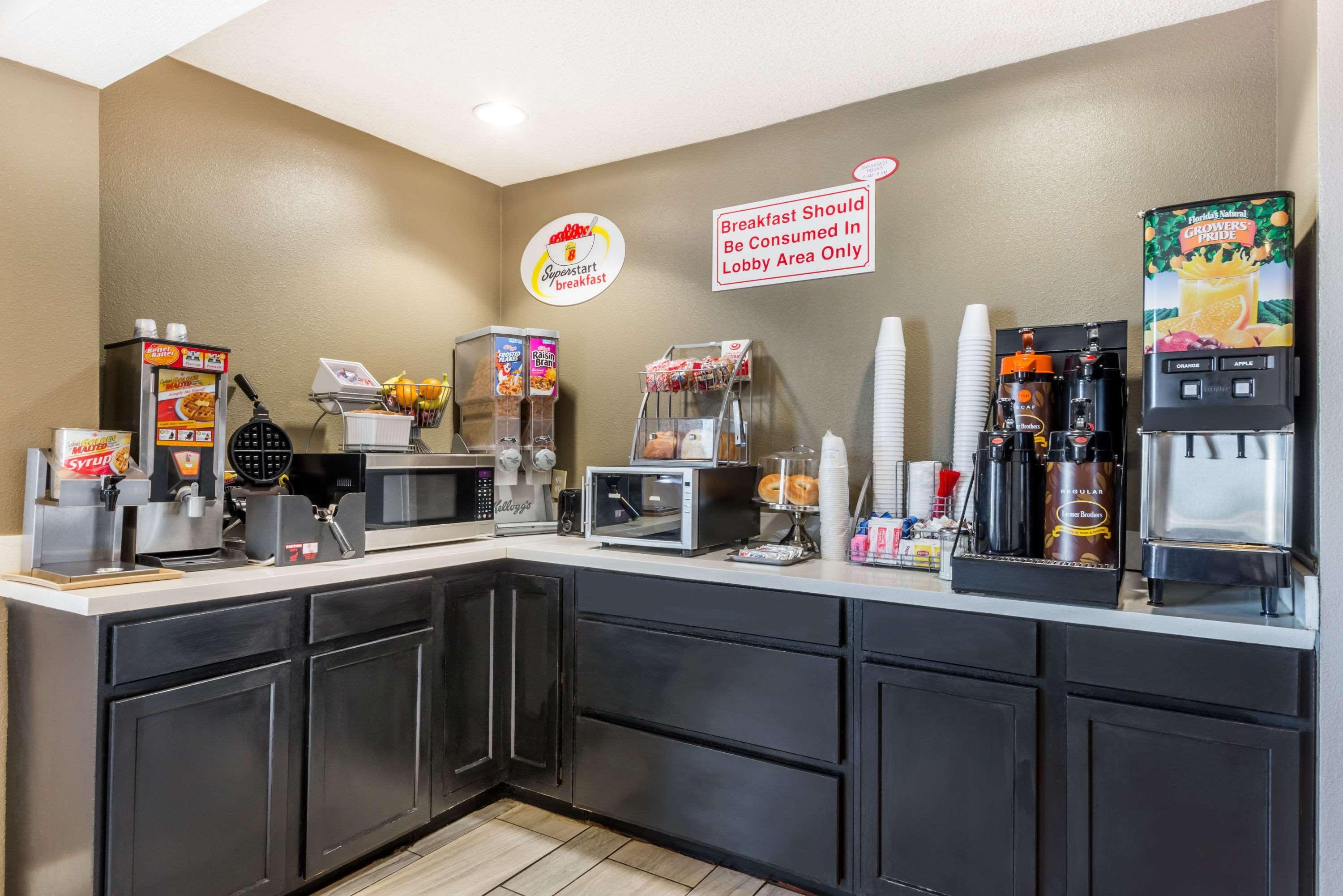 Super 8 By Wyndham Indianapolis/Ne/Castleton Area Hotel Bagian luar foto