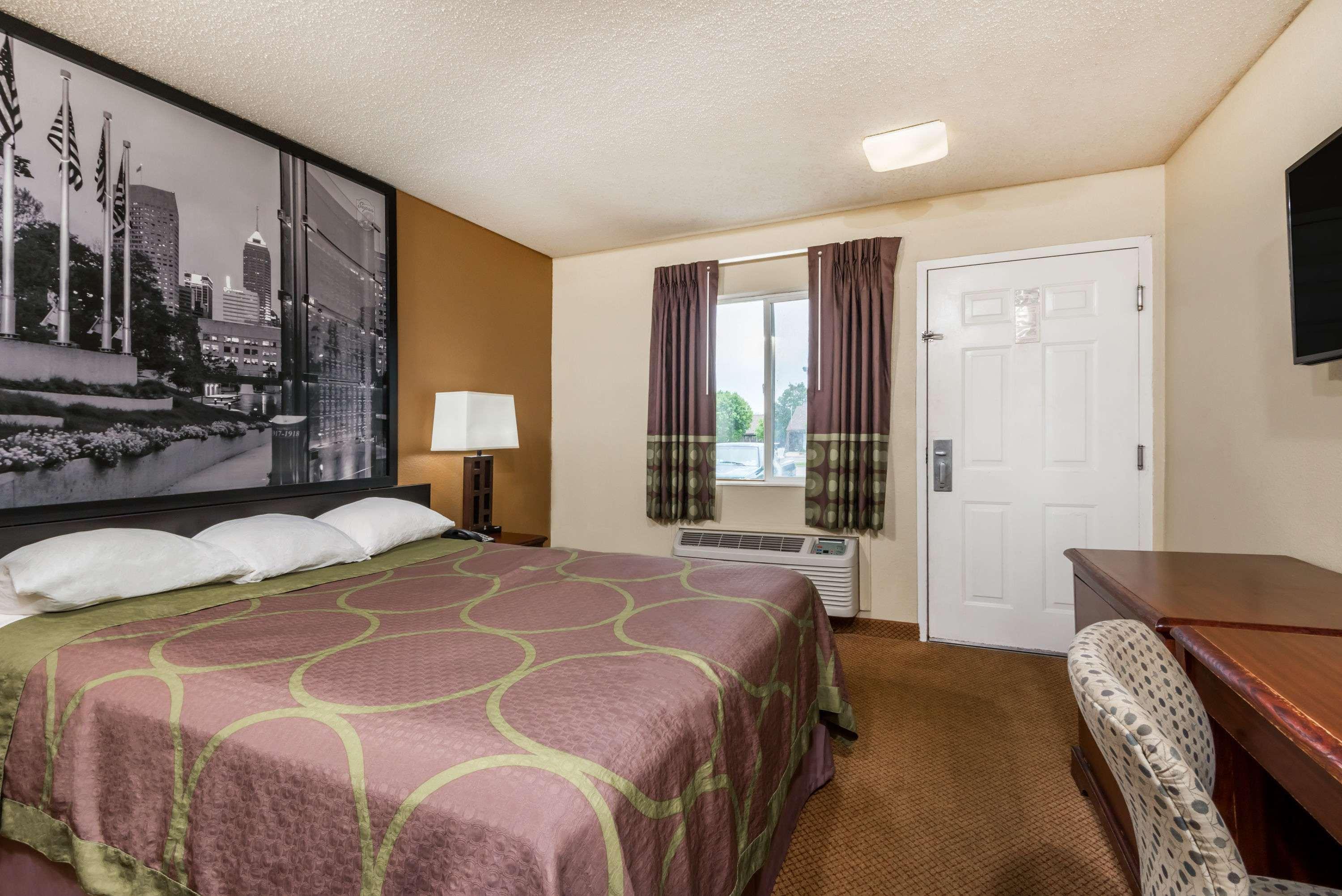 Super 8 By Wyndham Indianapolis/Ne/Castleton Area Hotel Bagian luar foto