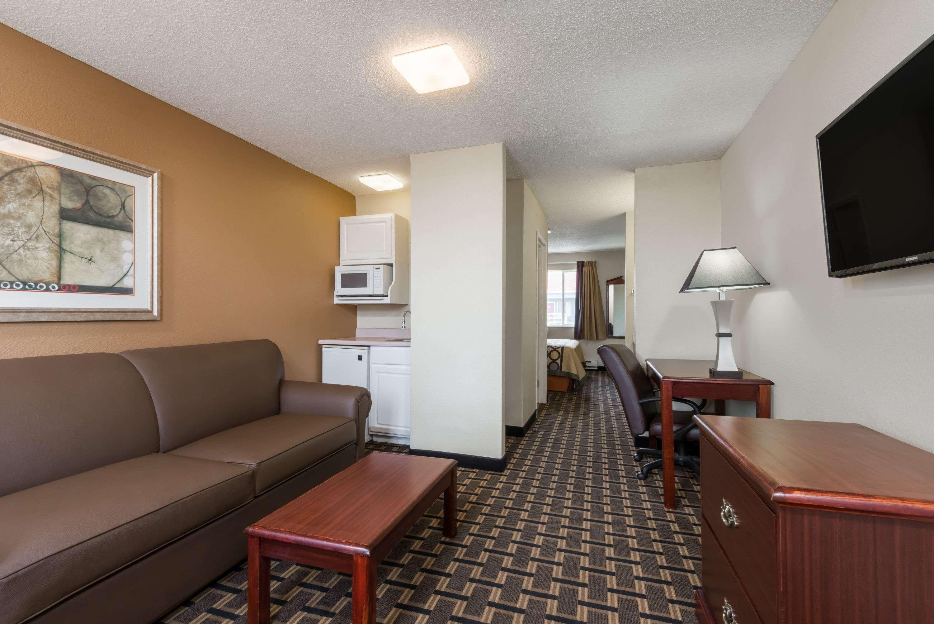 Super 8 By Wyndham Indianapolis/Ne/Castleton Area Hotel Bagian luar foto