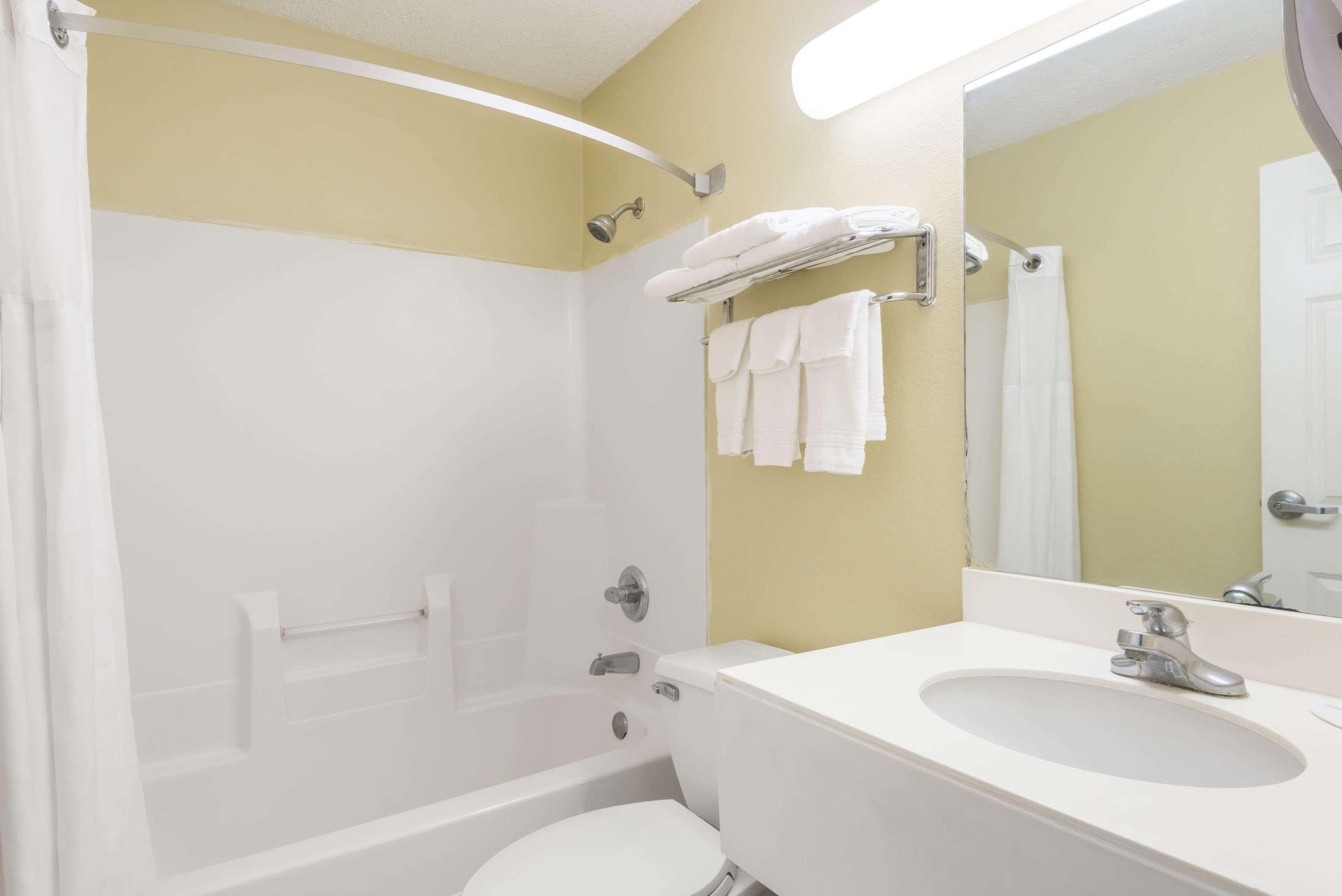 Super 8 By Wyndham Indianapolis/Ne/Castleton Area Hotel Bagian luar foto