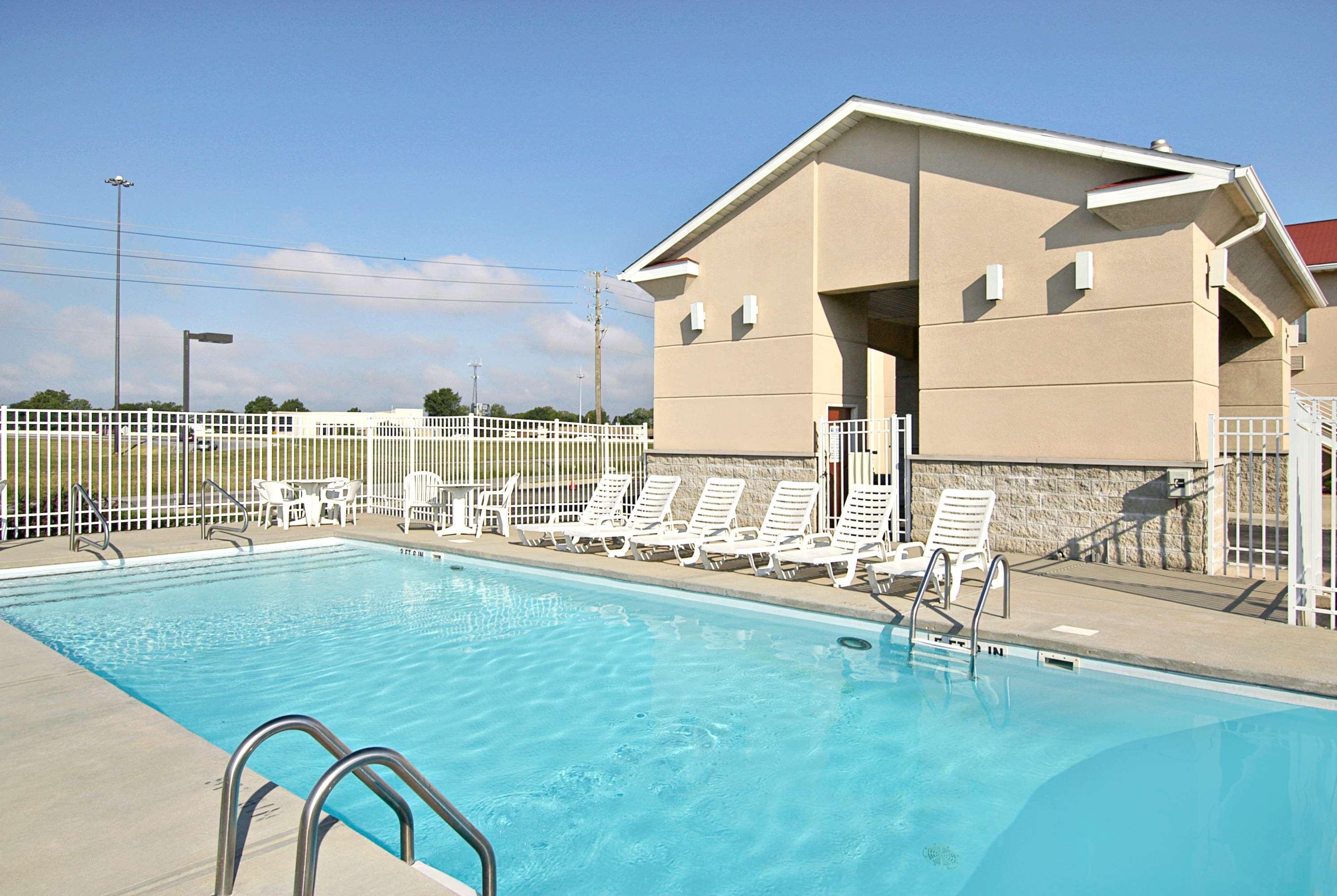 Super 8 By Wyndham Indianapolis/Ne/Castleton Area Hotel Bagian luar foto