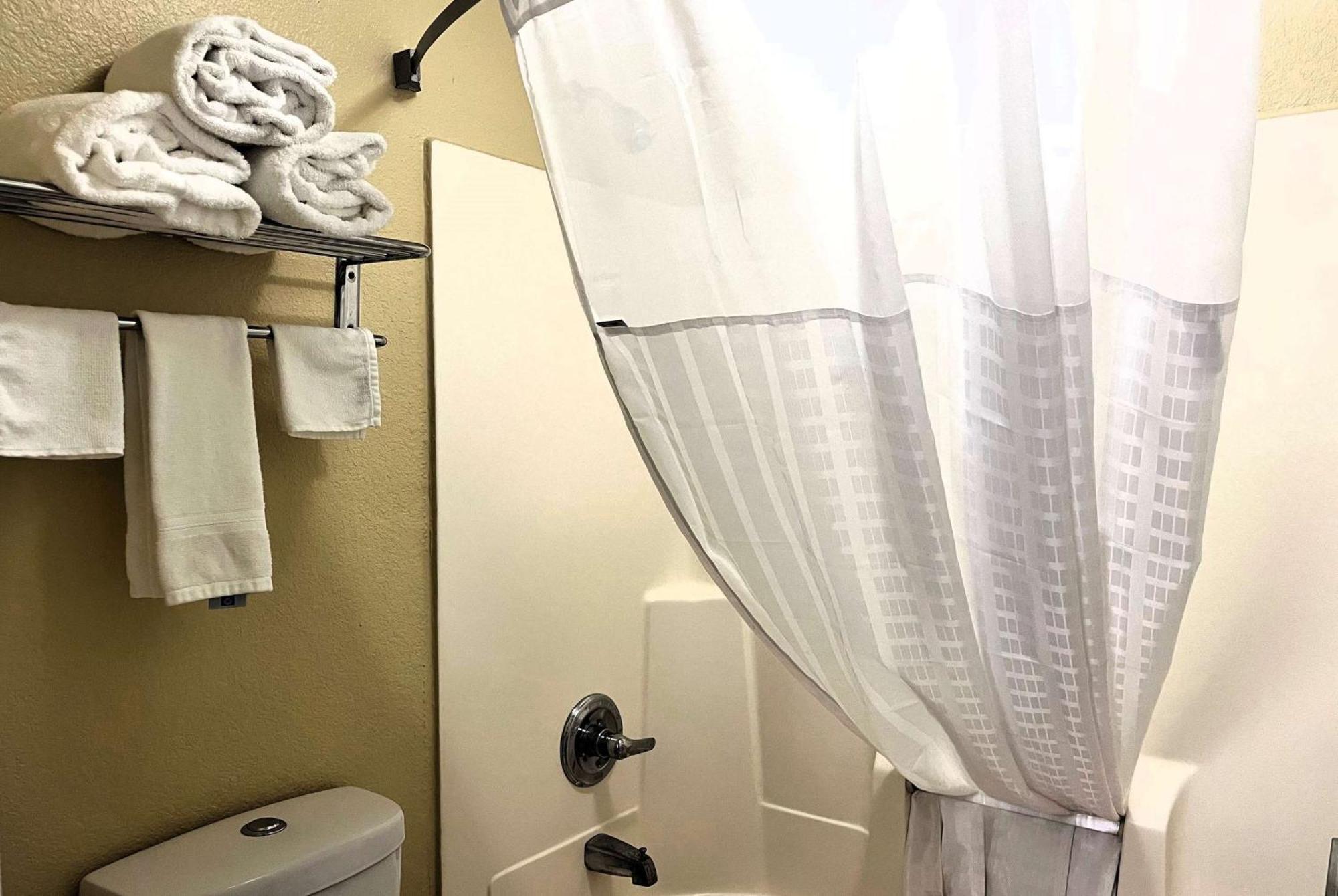 Super 8 By Wyndham Indianapolis/Ne/Castleton Area Hotel Bagian luar foto