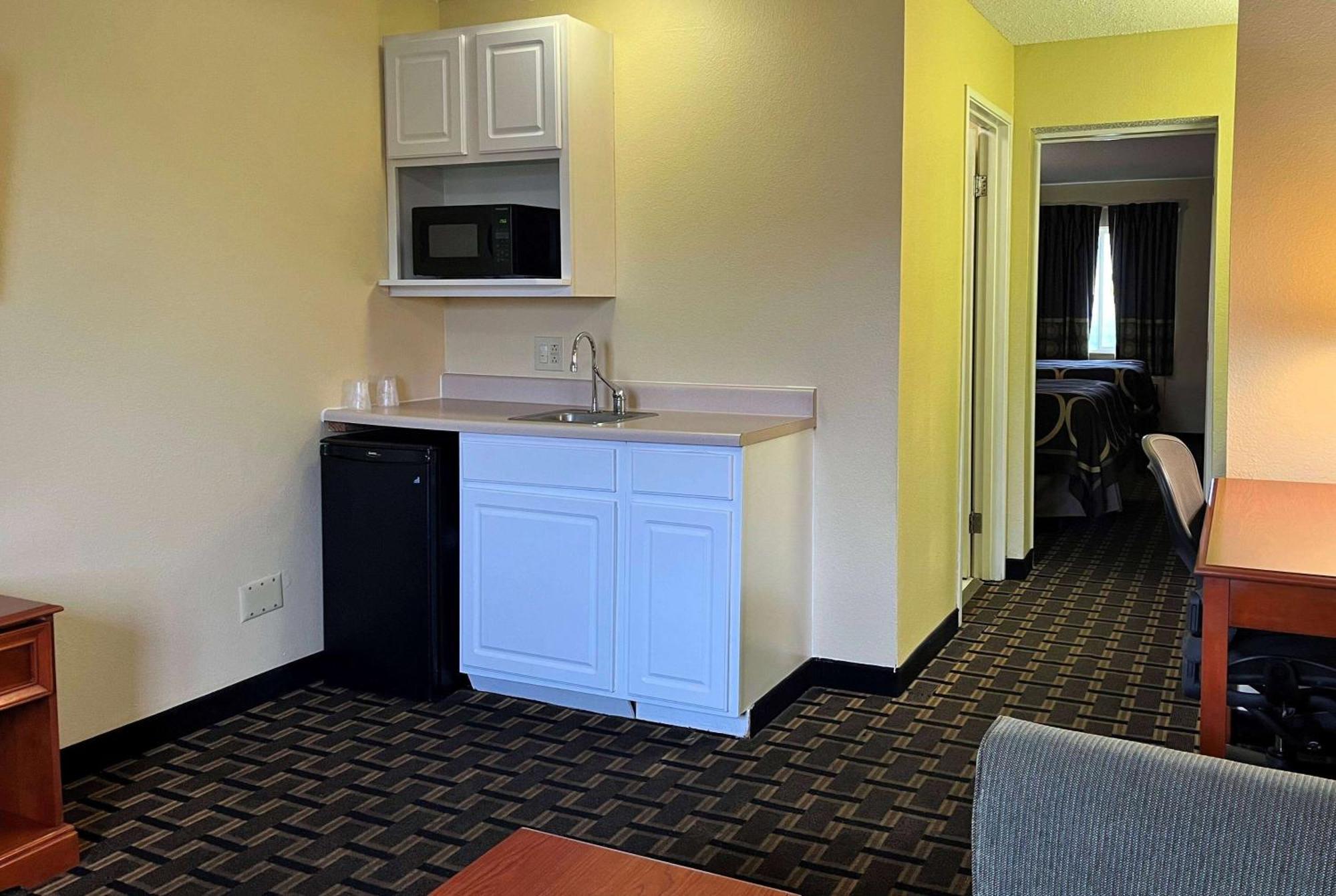 Super 8 By Wyndham Indianapolis/Ne/Castleton Area Hotel Bagian luar foto