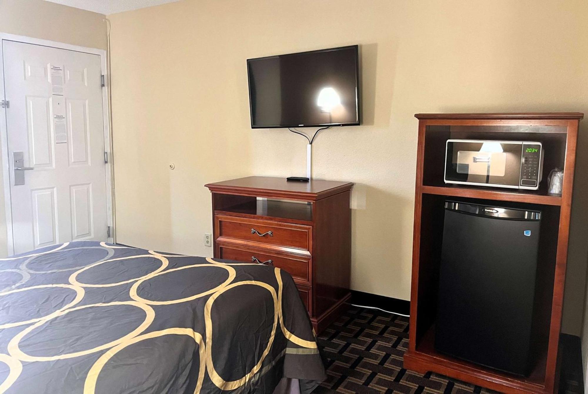 Super 8 By Wyndham Indianapolis/Ne/Castleton Area Hotel Bagian luar foto
