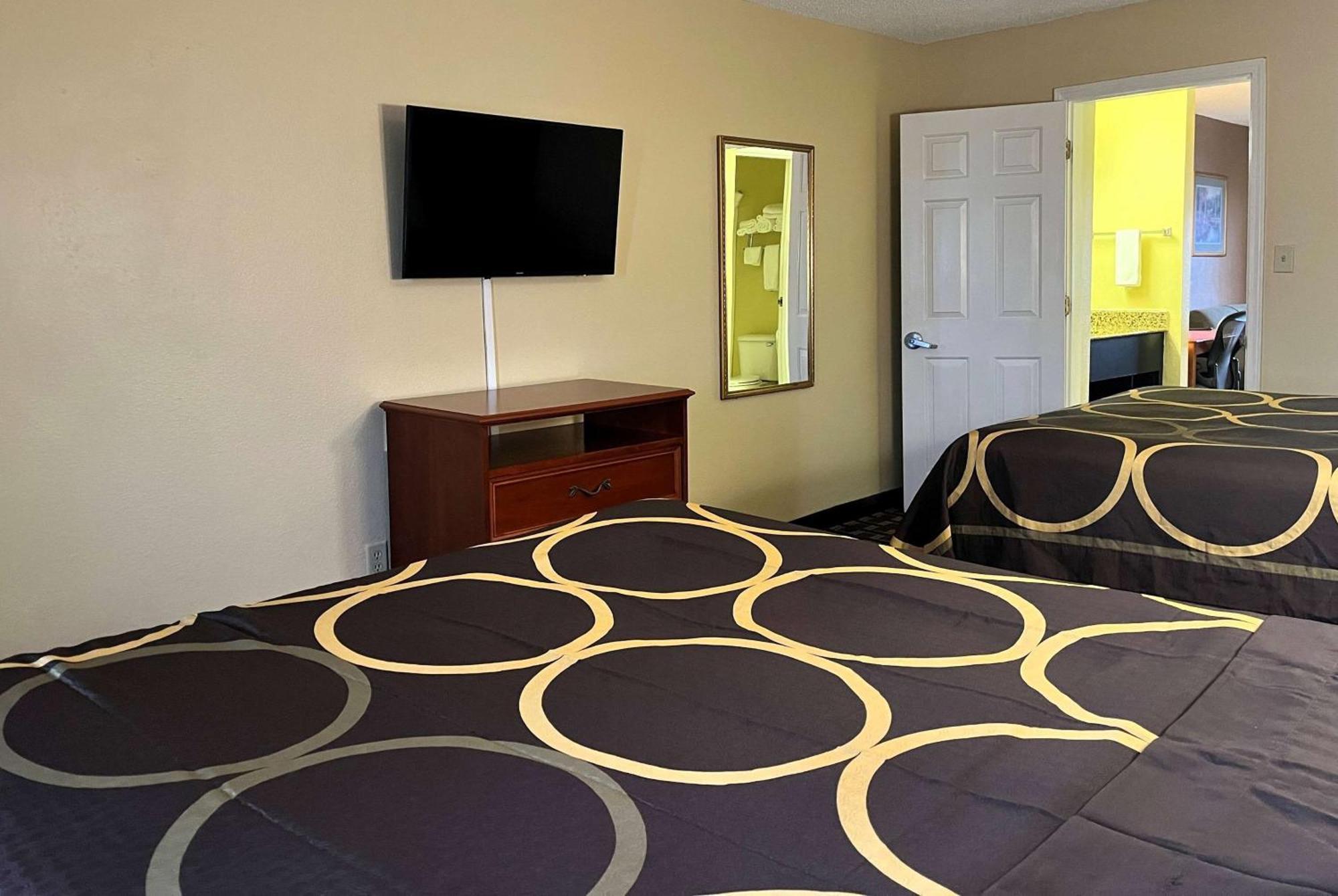 Super 8 By Wyndham Indianapolis/Ne/Castleton Area Hotel Bagian luar foto