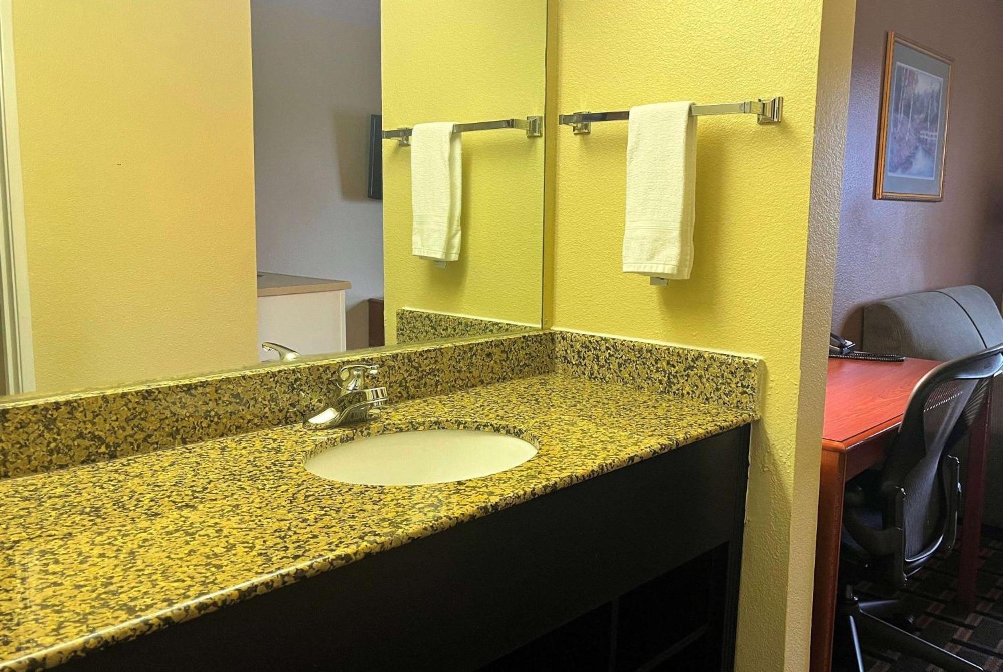 Super 8 By Wyndham Indianapolis/Ne/Castleton Area Hotel Bagian luar foto