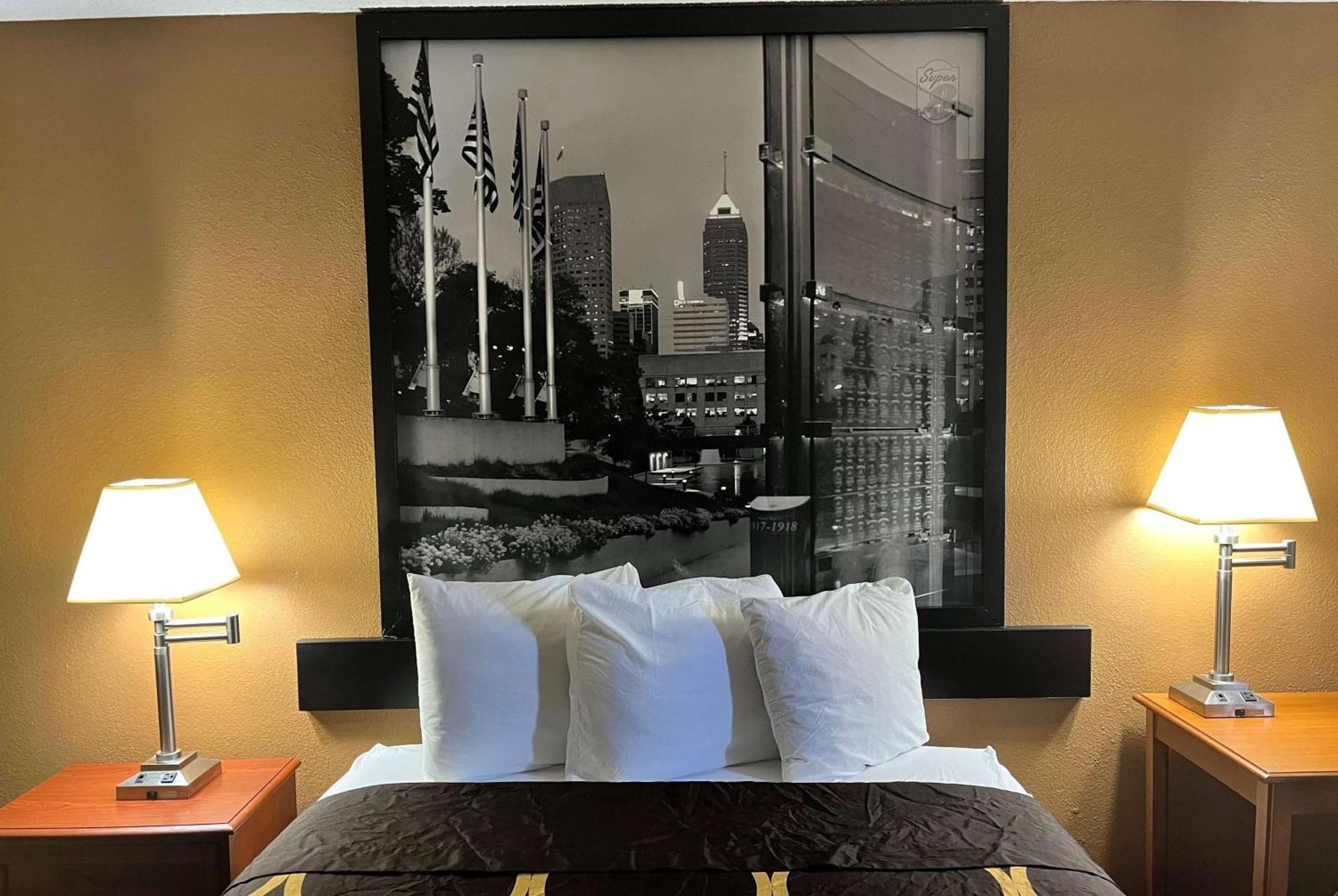 Super 8 By Wyndham Indianapolis/Ne/Castleton Area Hotel Bagian luar foto