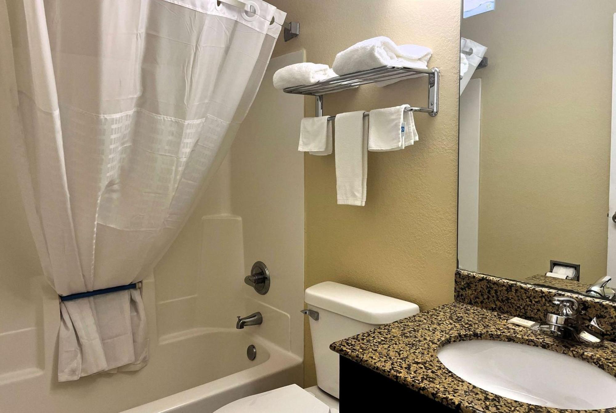 Super 8 By Wyndham Indianapolis/Ne/Castleton Area Hotel Bagian luar foto