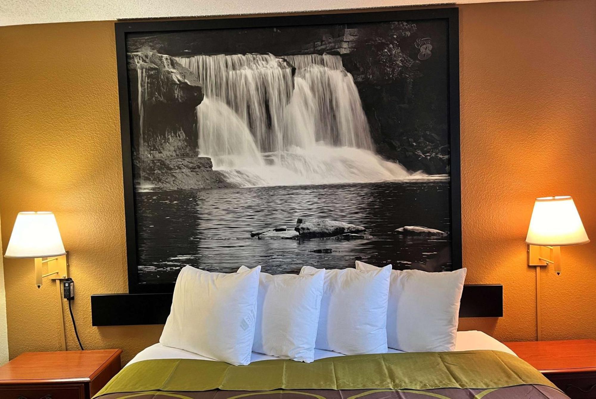 Super 8 By Wyndham Indianapolis/Ne/Castleton Area Hotel Bagian luar foto