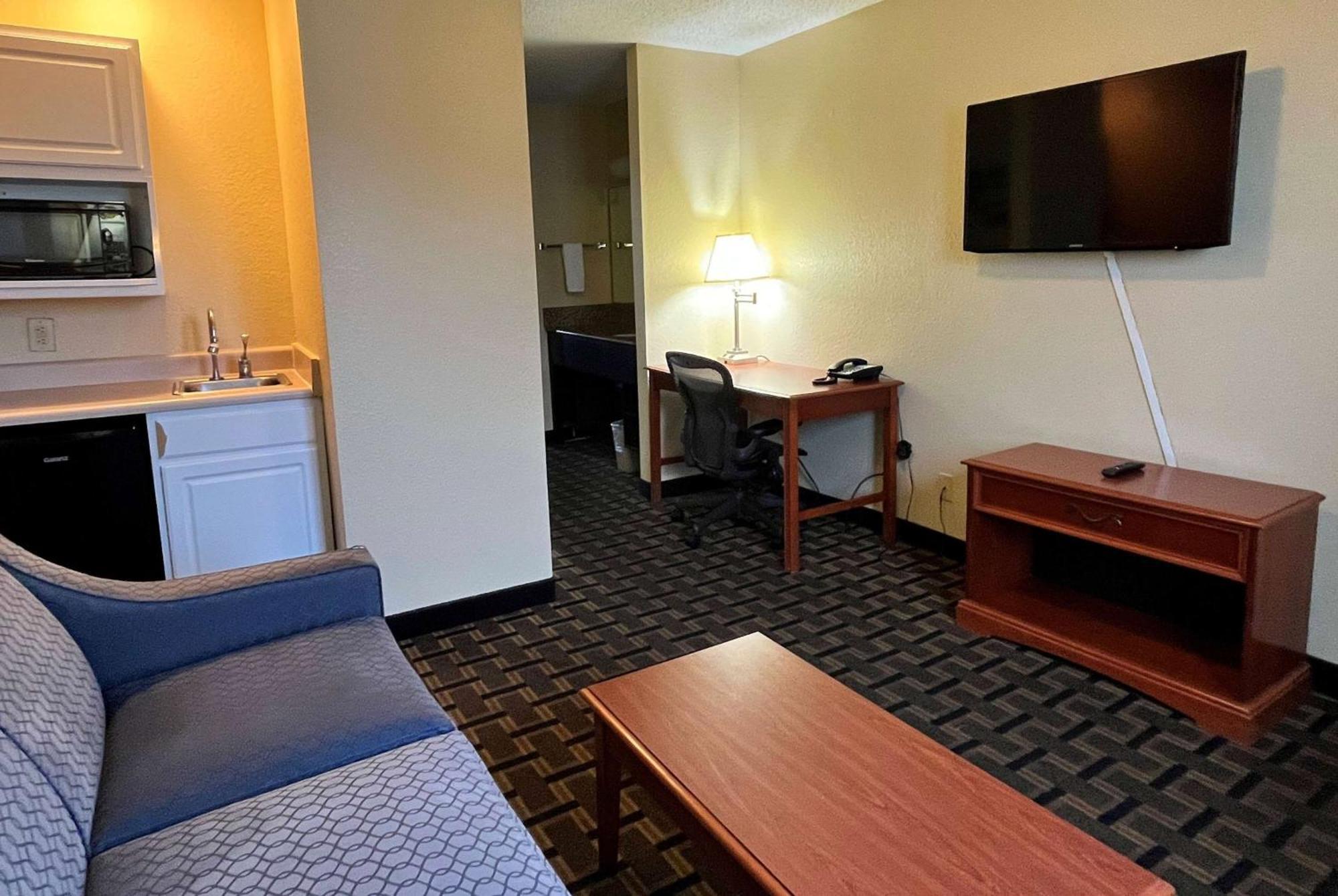 Super 8 By Wyndham Indianapolis/Ne/Castleton Area Hotel Bagian luar foto