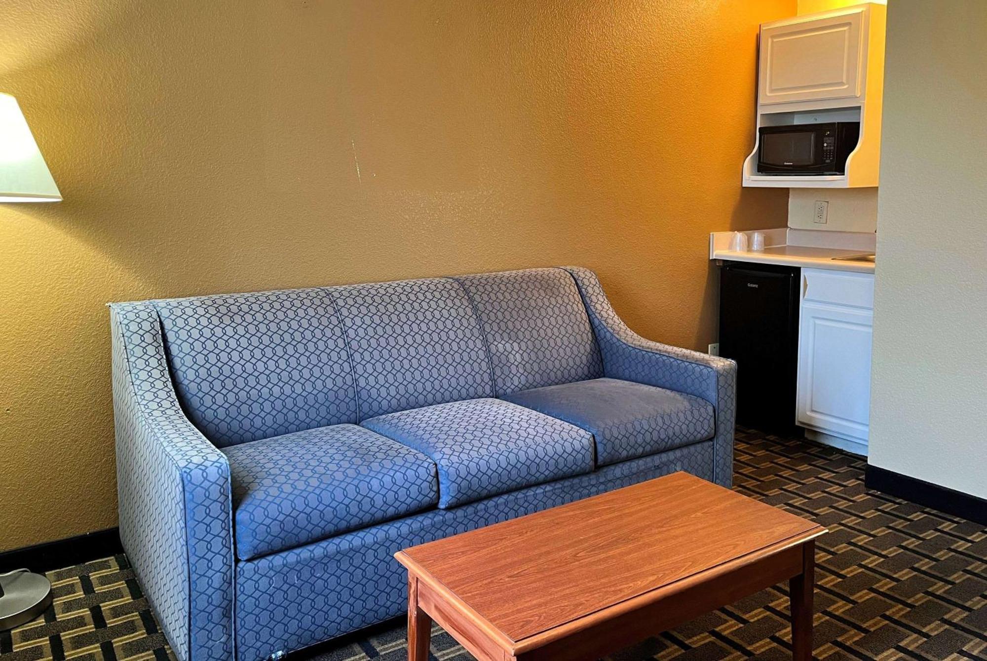 Super 8 By Wyndham Indianapolis/Ne/Castleton Area Hotel Bagian luar foto