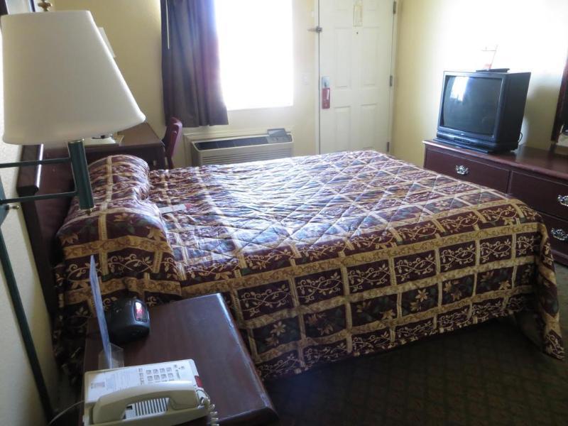 Super 8 By Wyndham Indianapolis/Ne/Castleton Area Hotel Bagian luar foto