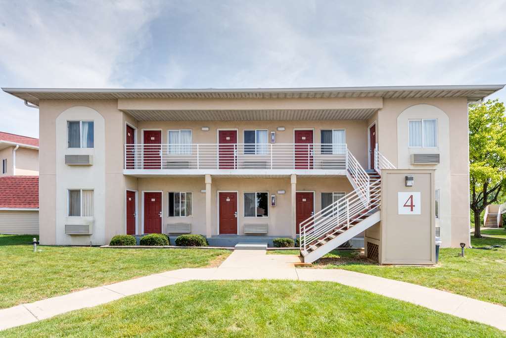 Super 8 By Wyndham Indianapolis/Ne/Castleton Area Hotel Bagian luar foto