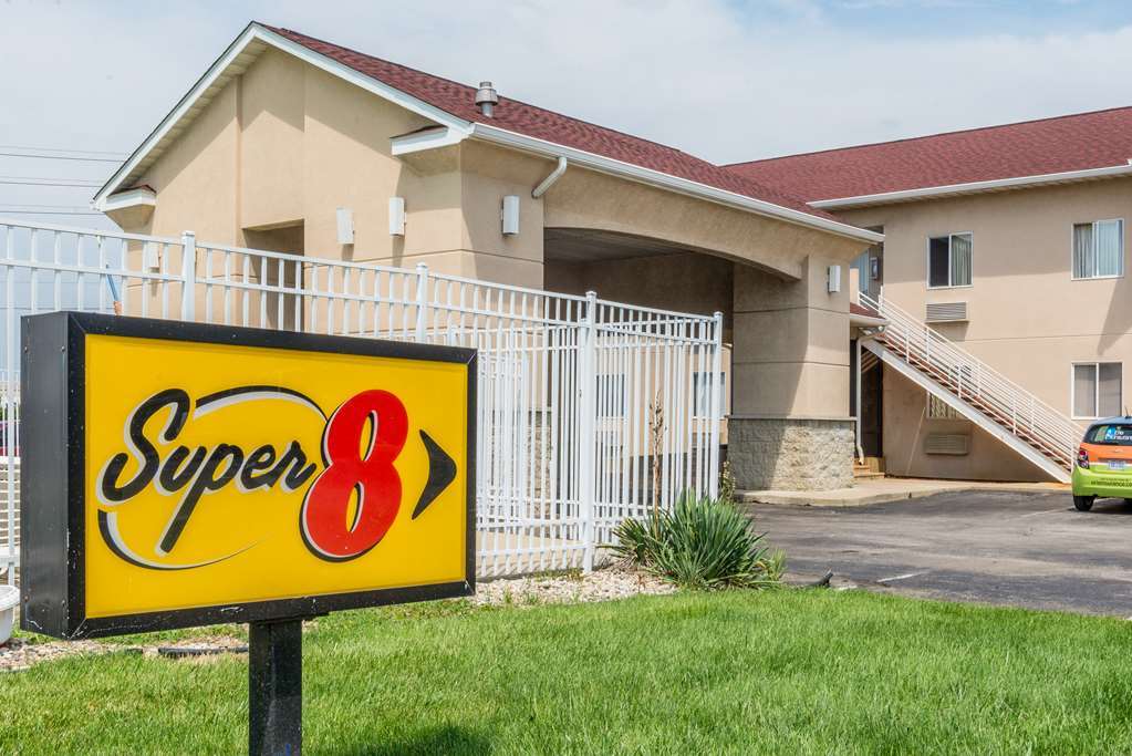 Super 8 By Wyndham Indianapolis/Ne/Castleton Area Hotel Bagian luar foto